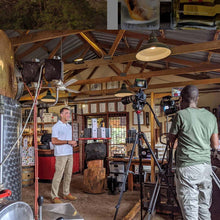 Lade das Bild in den Galerie-Viewer, Ibhu Indlovu Citrus – Marula &amp; Orange – mit ausdruckstarken Botanicals aus Elefantendung
